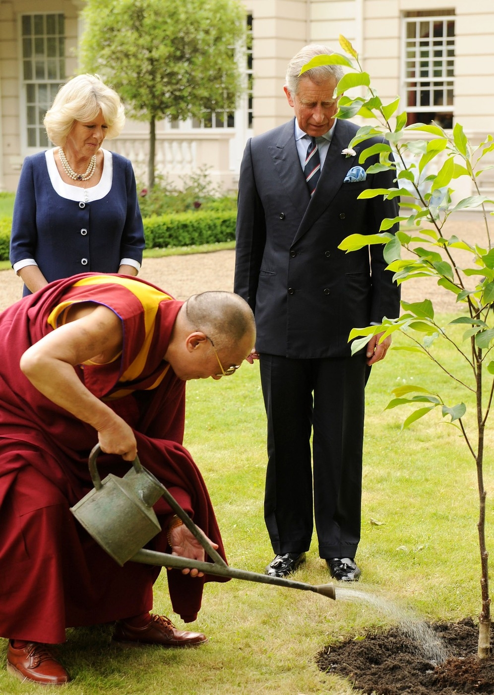 Károly herceg és Camilla fát ültetnek a Dalai Lámával a londoni kertjükben, ahol néhány évvel ezelőttig Harry és Vilmos is lakott