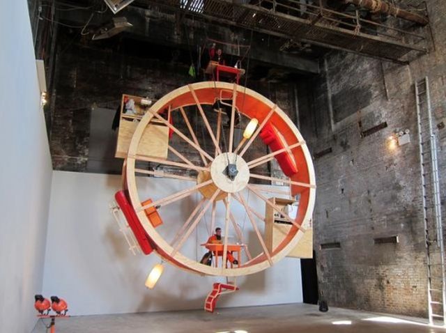 Óriási mókuskerékben él két művész másfél hétig Óriási mókuskerékben él két művész másfél hétig