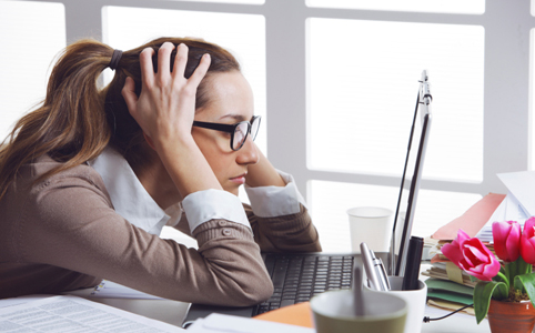 8 jel, ami C-vitami hiányra utal