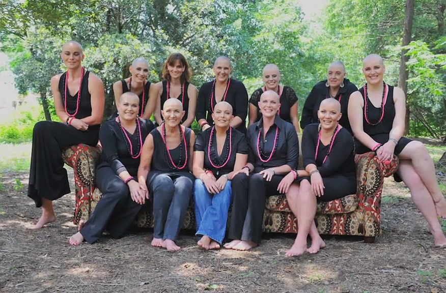 Barátai így támogatták a mellrákos nőt Barátai így támogatták a mellrákos nőt