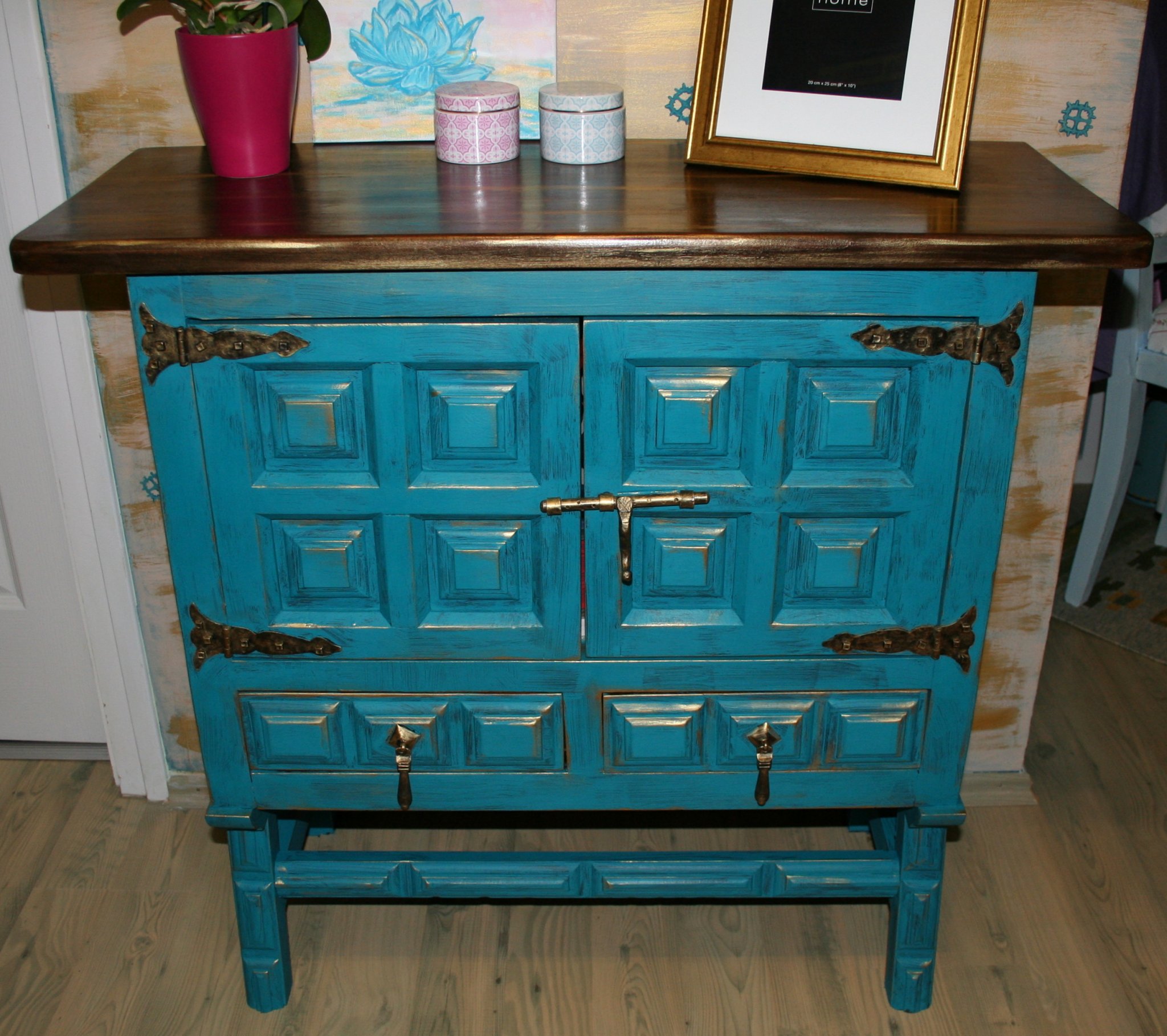 Előtte és utána: egy szekrényke átalakulása