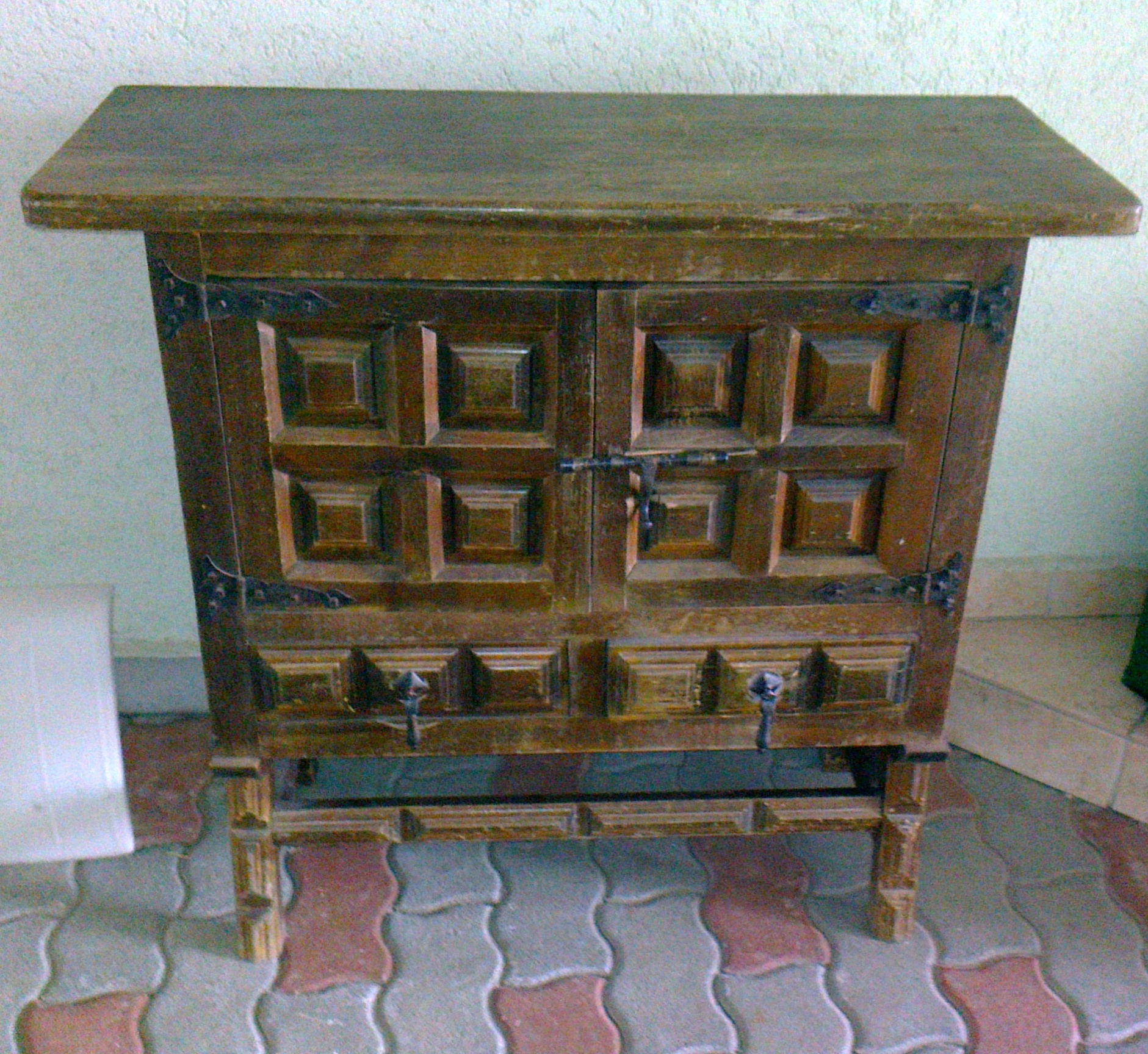 Előtte és utána: egy szekrényke átalakulása