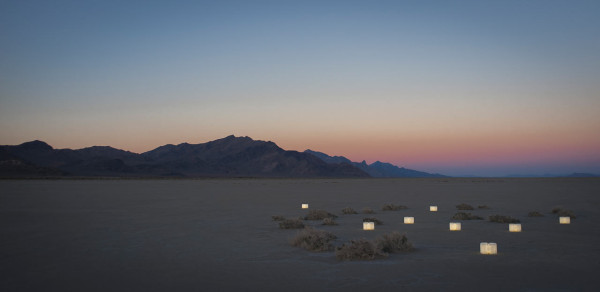 Könyvnek látszik, de valójában hordozható lámpa