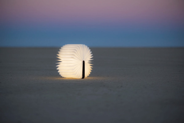 Könyvnek látszik, de valójában hordozható lámpa