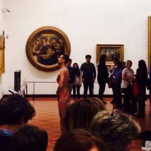 Pucérra vetkőzött egy turista az Uffizi Képtárban