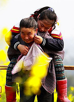 Hátán cipeli iskolába mozgáskorlátozott unokáját a nagyi