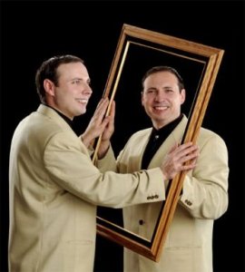 Vicces képek ikrekről - mintha tükör előtt ülnének