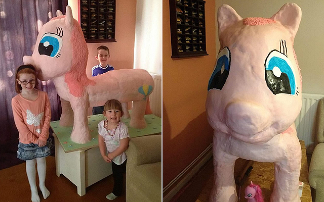 Életnagyságú póni tortát sütött kislánya szülinapjára az anya Életnagyságú póni tortát sütött kislánya szülinapjára az anya