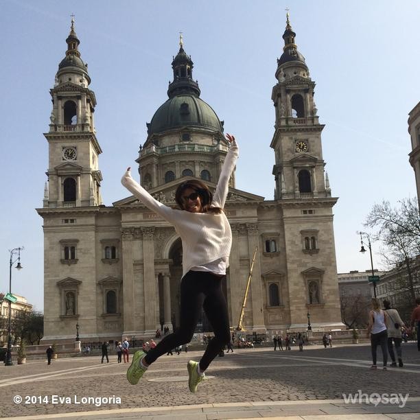 Eva Longoria a Bazilika előtt ugrál - fotó