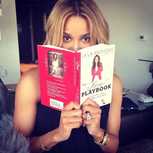 Új selfie őrület - pózolj könyvekkel