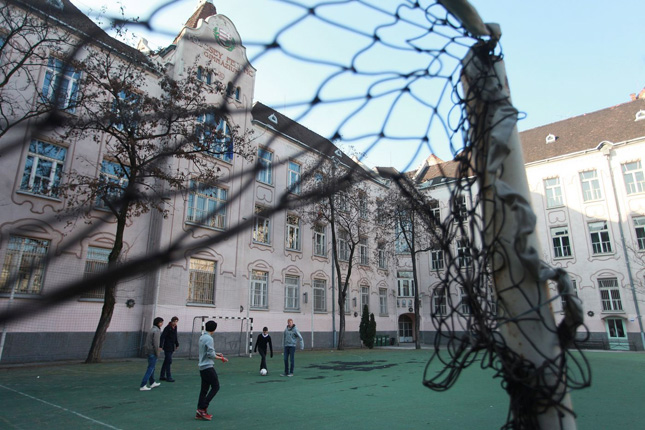 Nem elég, hogy megbuknak, magukra maradnak diákok