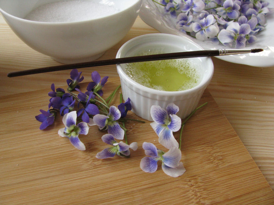 Ehető virág: fotókon az ibolya kandírozása Ehető virág: fotókon az ibolya kandírozása