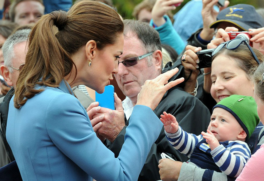 Katalin nem csak a saját fiát babusgatja Katalin nem csak a saját fiát babusgatja