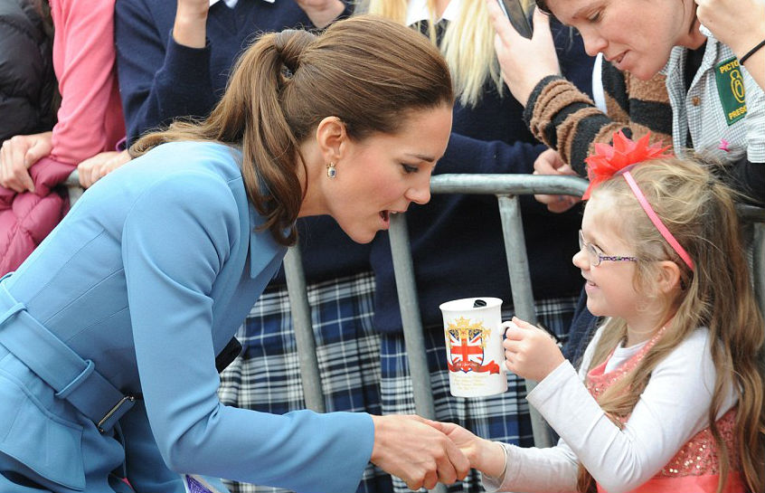 Aztán teázott egy kishölgy mellett Aztán teázott egy kishölgy mellett