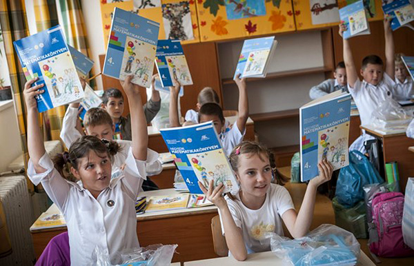 Ismét tankönyv-mizéria: nincs választás?