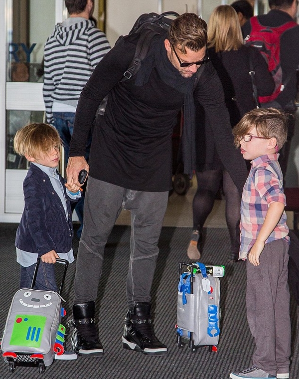 Szupercuki fotók Ricky Martin divatdiktátor ikreiről