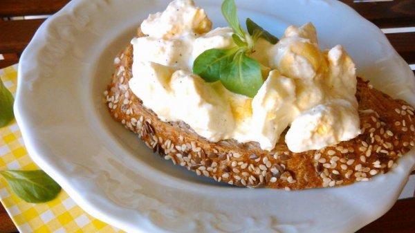 Pikáns tormás tojássaláta