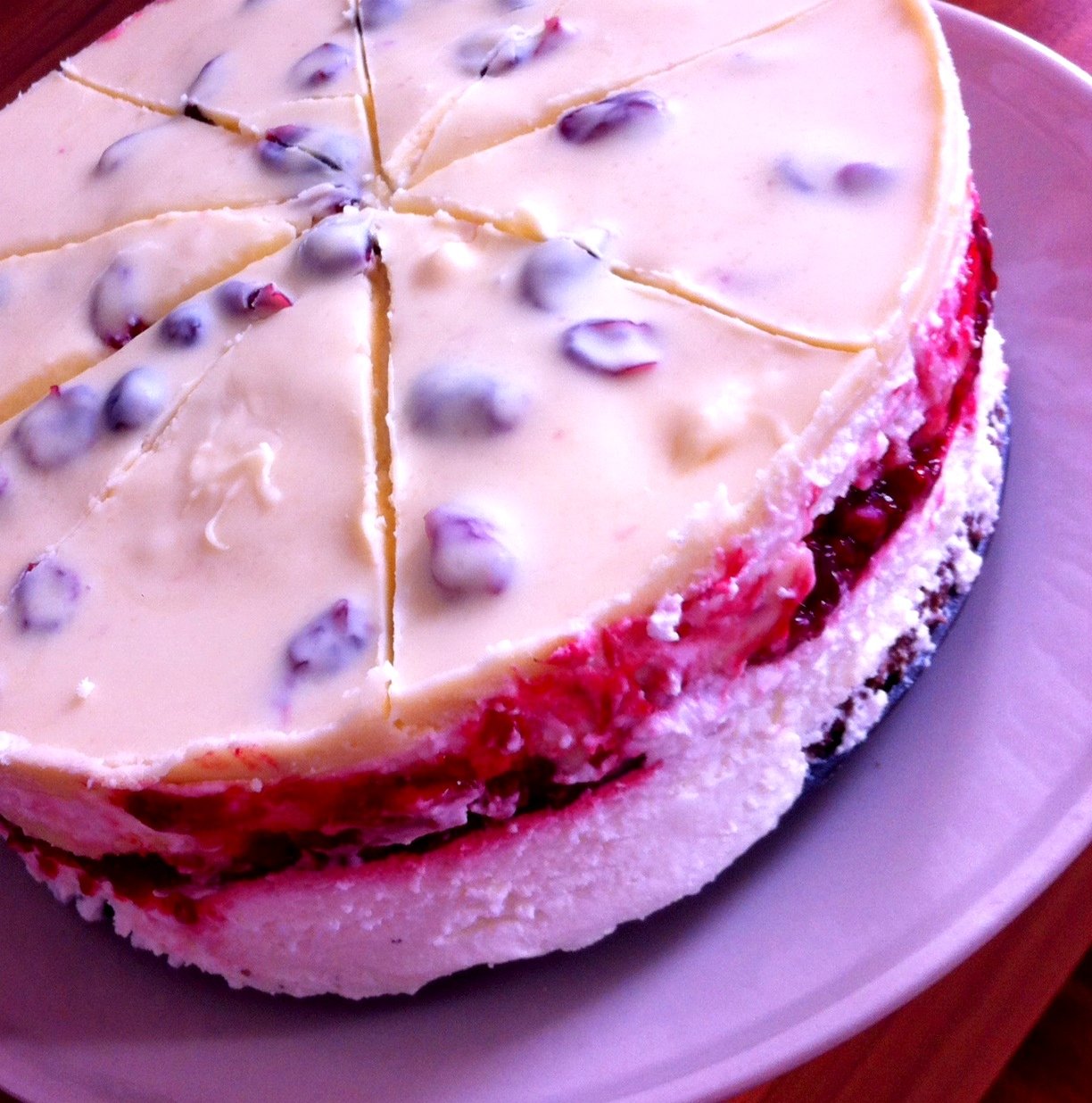 Málnás túrótorta fehér csokival megspékelve Málnás túrótorta fehér csokival megspékelve