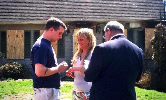 Leégett otthonuk előtt házasodtak össze