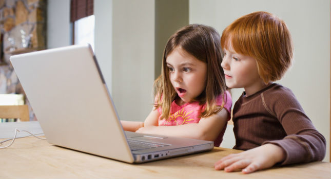 Pornót néz a gyerekem Pornót néz a gyerekem