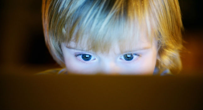 Pornót néz a gyerekem Pornót néz a gyerekem