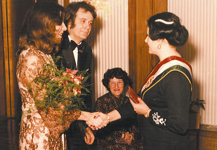 Rigó Béla író esküvőjén, középen Janikovszky Éva mint tanú