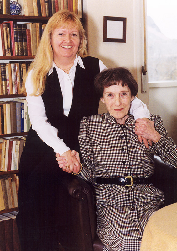 Mosolyogni tessék! Janikovszky Évára emlékeznek barátai