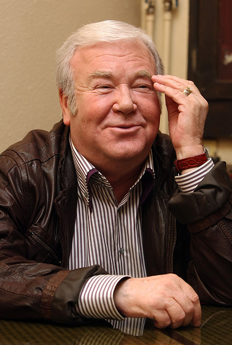 Mosolyogni tessék! Janikovszky Évára emlékeznek barátai