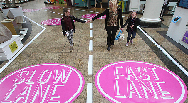 Külön sávokon haladhatnak a vásárlók egy plázában Külön sávokon haladhatnak a vásárlók egy plázában