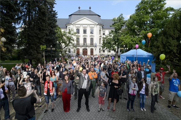 Fotó: ilyen volt a csoportos selfie-készítés világrekord-kísérlete