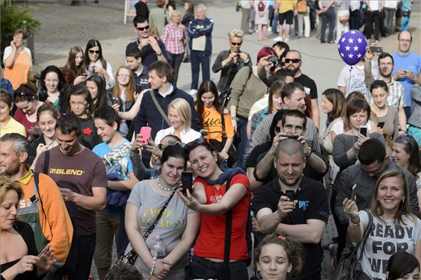 Fotó: ilyen volt a csoportos selfie-készítés világrekord-kísérlete