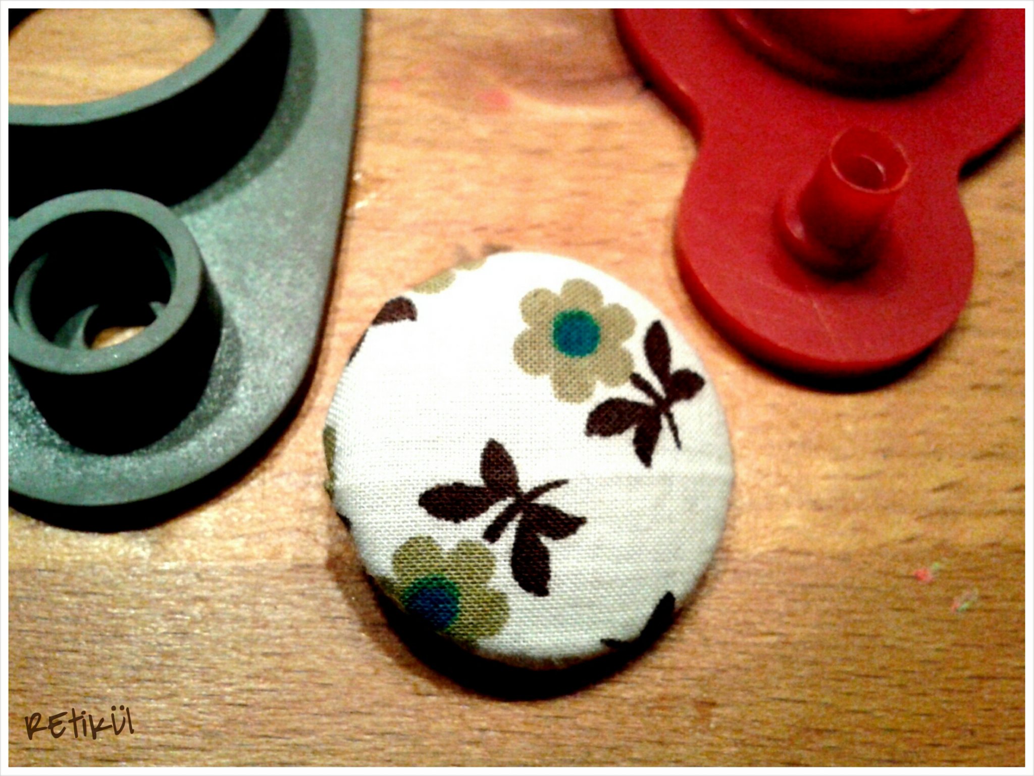 Újra divat a gombbehúzás: kipróbáltuk Újra divat a gombbehúzás: kipróbáltuk