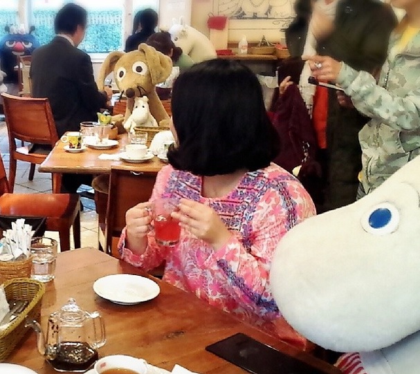 Plüssállatokkal ebédelhetnek a magányosok