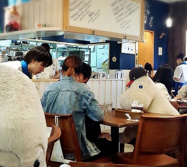 Plüssállatokkal ebédelhetnek a magányosok