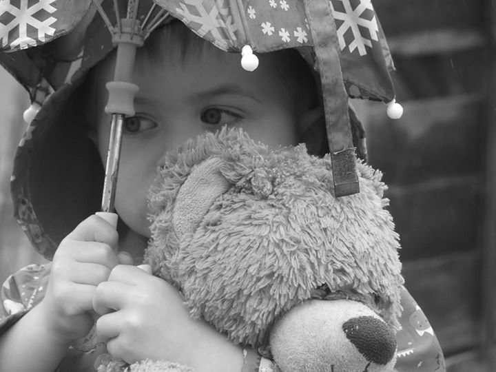 Felelőtlen szülő: elzavarta otthonról a kisgyerekeit