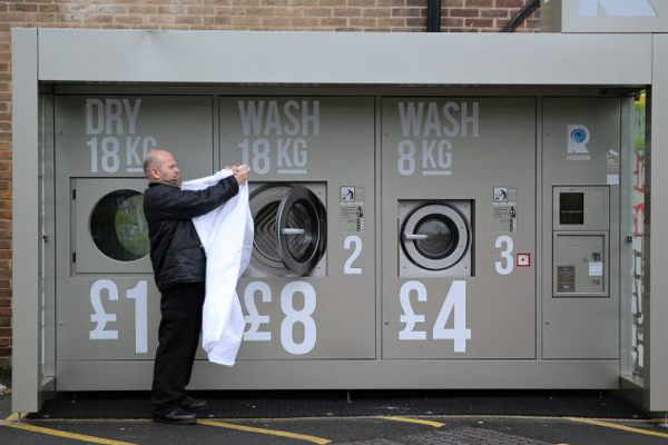 Itt az utcai mosoda!