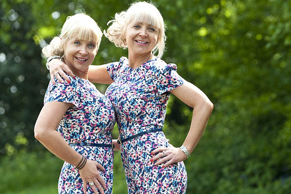 Egyformára plasztikáztatták magukat az ikrek