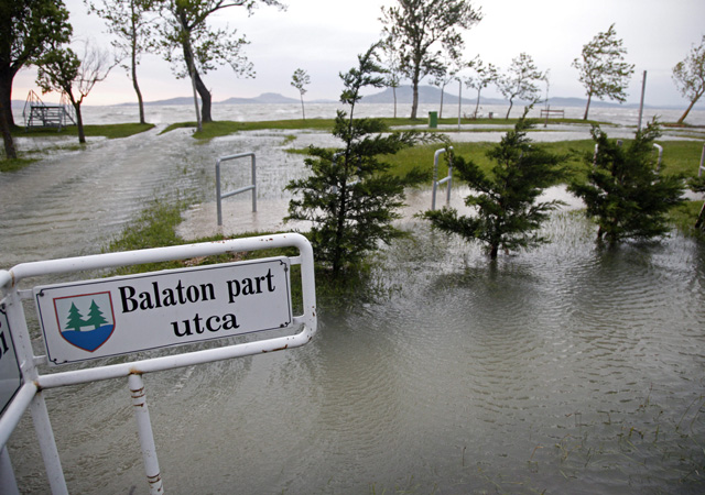 Víz alatt álló utca Balatonfenyvesen - Fotó: Varga György / MTI