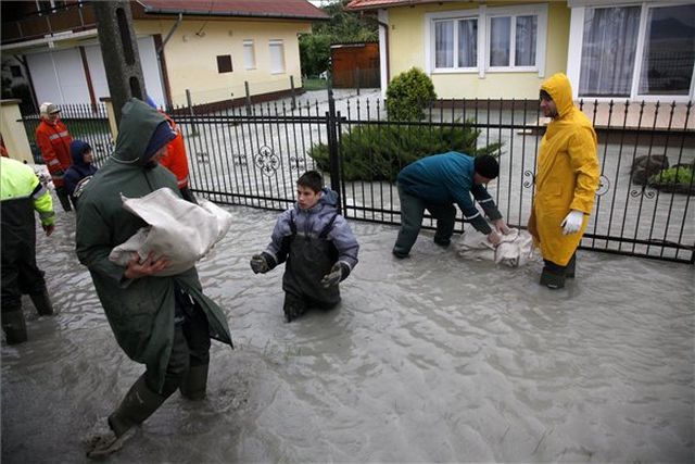 Homokzsákpakolás Fonyódon, csütörtökön  - Fotó: Varga György / MTI