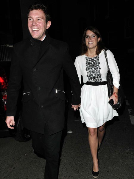 Kínos: egyforma ruhában parádéztak II. Erzsébet unokái