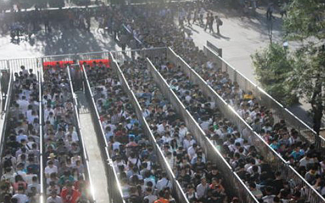 A nap képe: embertelen tömeg a világ legforgalmasabb metróállomásán A nap képe: embertelen tömeg a világ legforgalmasabb metróállomásán