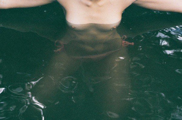 18+: Meztelen testek a természetben