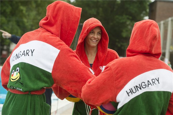 Gangl Edina kapus moslyog a felkészülésen. Egy hónap múlva indul a bajnokság