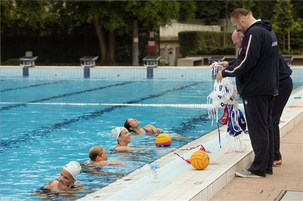 Merész András szövetségi kapitány (j) és Németh Zsolt edző sapkát oszt a játékosoknak