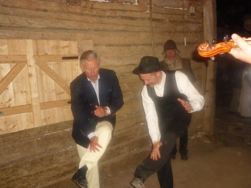 Magyar néptáncot tanult Károly herceg - fotó