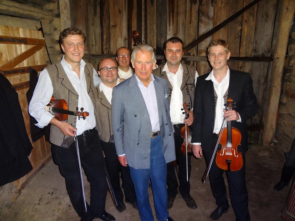 Magyar néptáncot tanult Károly herceg - fotó