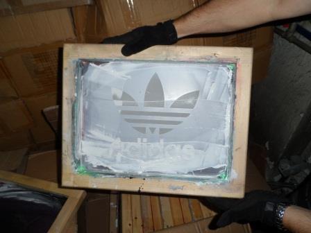 Itt készültek a kamu Nike és Adidas cuccok! - képek