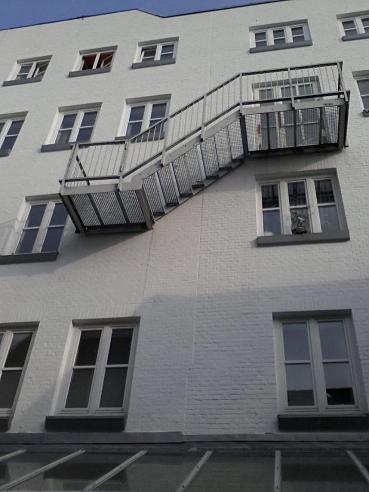 Erkély ajtó nélkül: elcseszett építészeti megoldások