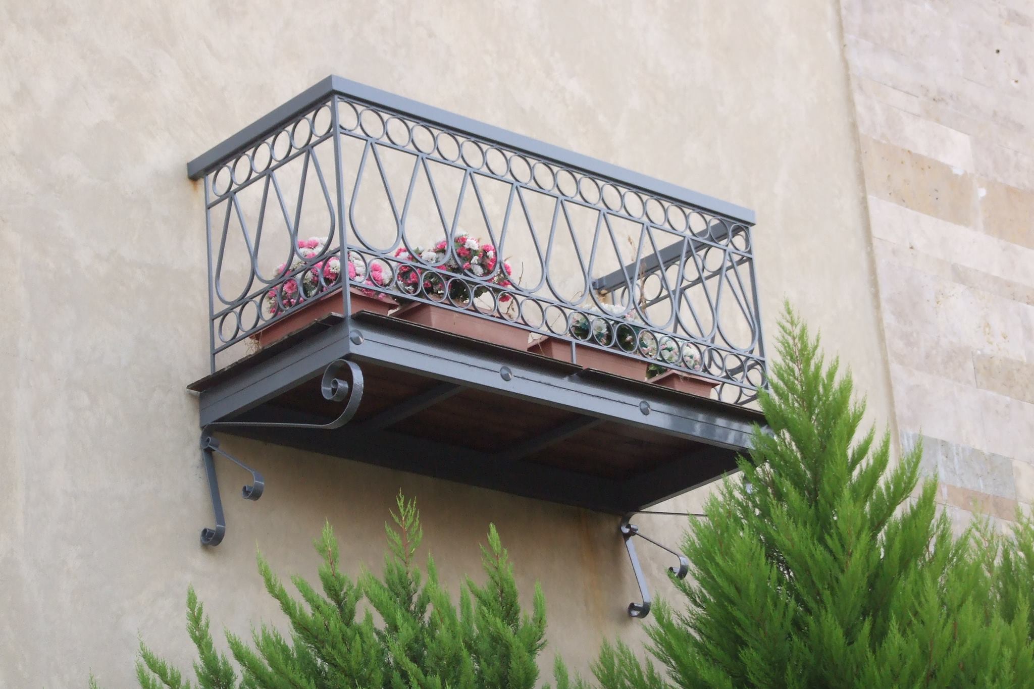 Erkély ajtó nélkül: elcseszett építészeti megoldások