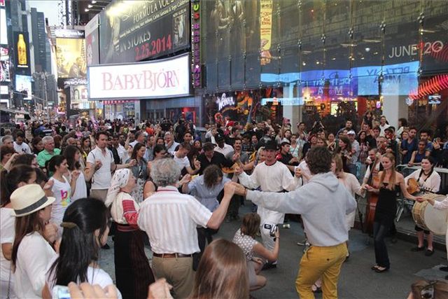 Magyar néptáncos villámcsődület a New York-i Times Square-en